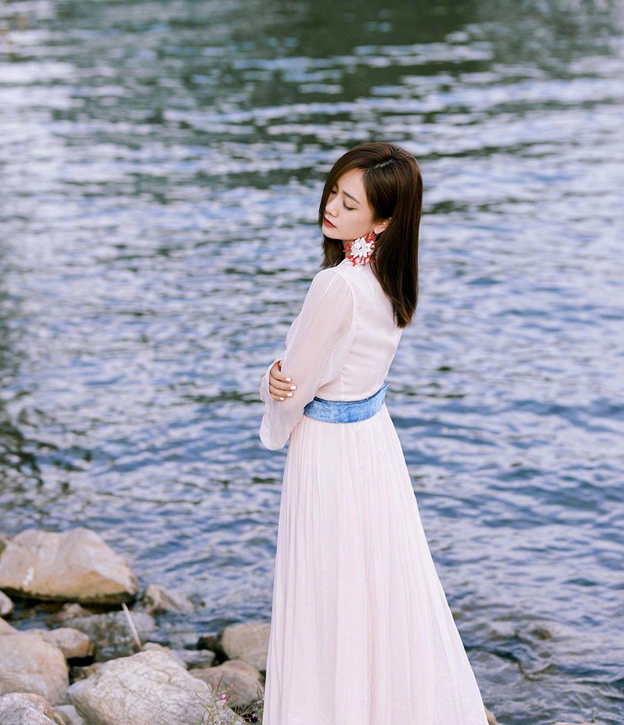 刘芸|刘芸年近四十宛若仙女，在洱海边白裙飘飘，演绎氛围感大片