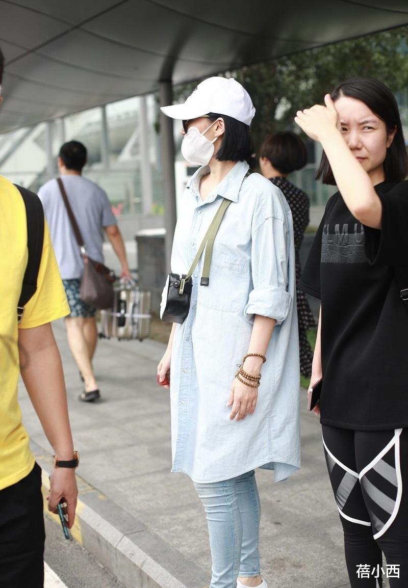 蓓小西|许晴52岁了还是那么任性，穿长款衬衫配牛仔裤，像20几岁的小姑娘
