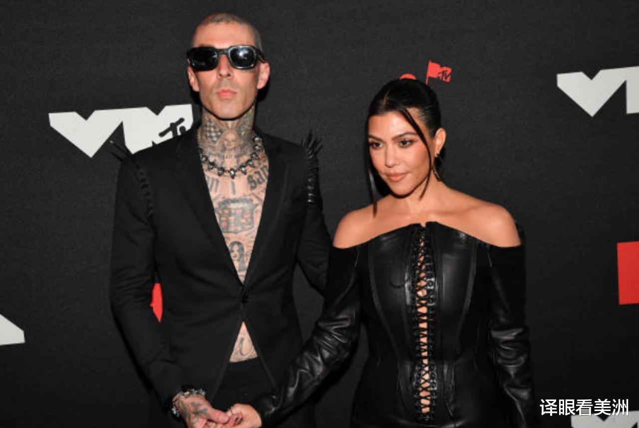 考特尼|考特尼和前前男友在一起10年生了3娃都不嫁 为啥突然就嫁了？