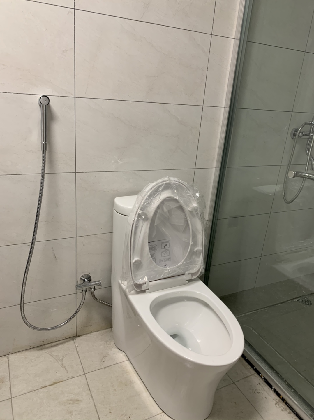 同样是小卫生间，看看人家的马桶边布置，干净利落、清清爽爽！