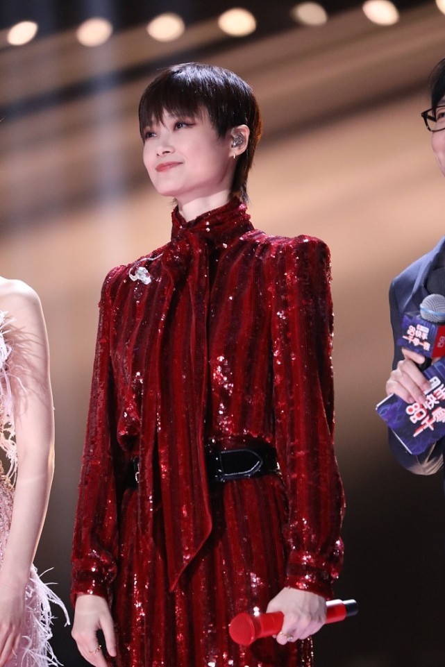 穿衣搭配|李宇春“美”到国外了,穿粉色纱裙与外国友人合照,挺有少女感