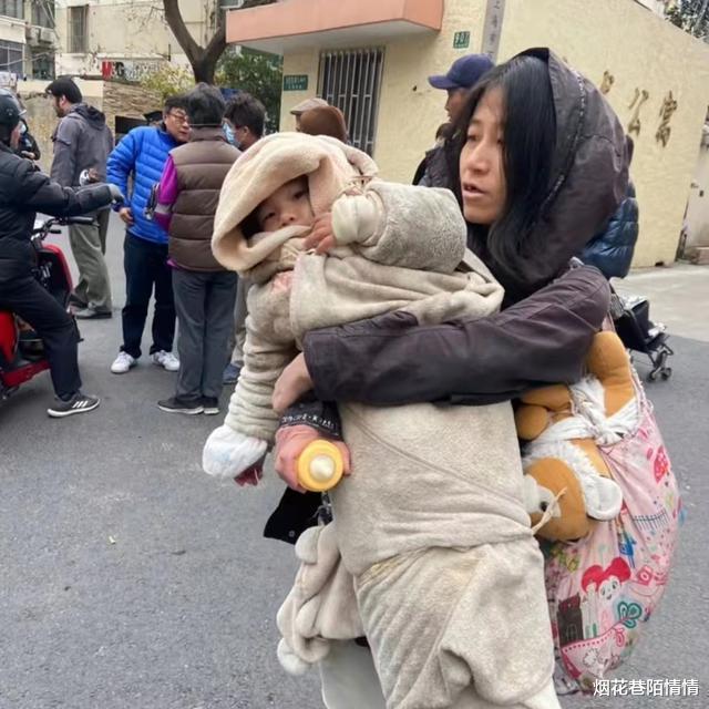 上海流浪女子抱着孩子露宿街头,好心人欲帮忙,女子:我要去酒店