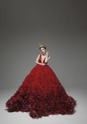 彬仔说经典|许维恩结婚了？深V红白婚纱照曝光