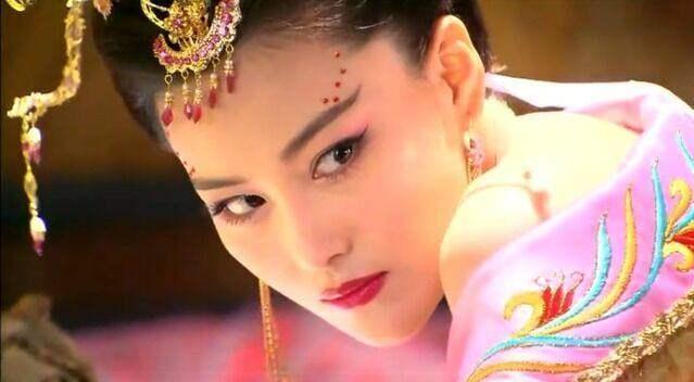 妲己|“妲己”成妖：吴谨言靠换装、张馨予靠化妆，而她俩只需装柔弱