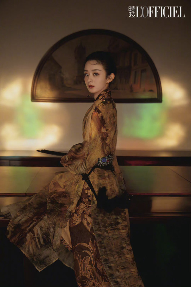 赵丽颖|赵丽颖古风大片美回巅峰！长裙搭斗篷比女侠飒气，绝美容颜太抢镜