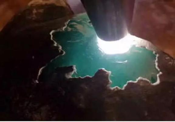 钱币|看翡翠原石为什么要打灯？