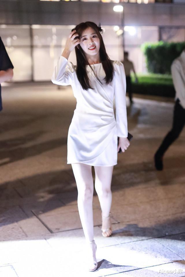Ainee小屋 张含韵为扮甜真拼了，穿粉色衬衫裙配白鞋，不显露身材但挺清新的