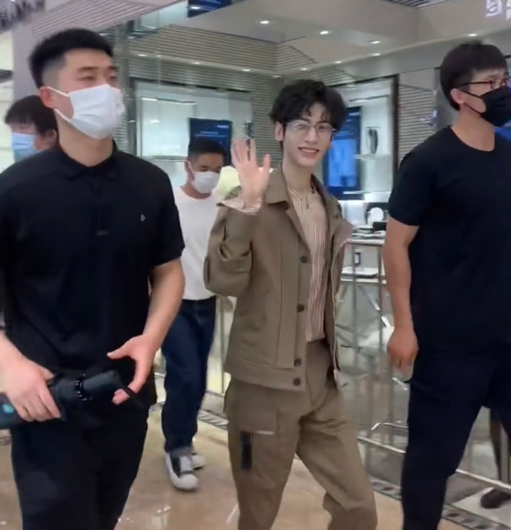 罗云熙|湖北武汉：罗云熙在商场出现，一路都在和粉丝招手，瘦得令人心疼