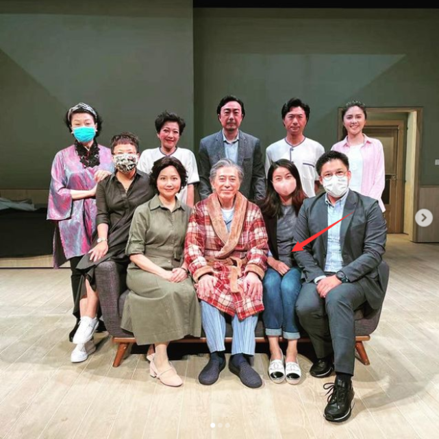 郭晶晶|霍启刚一家周末外出，郭晶晶穿无袖长裙玩滑板，三子女运动天赋满满