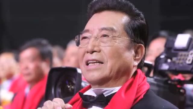 82歲李雙江現身飯局被拍！滿頭黑發肚腩突出，用兩萬元手機好闊氣-圖7