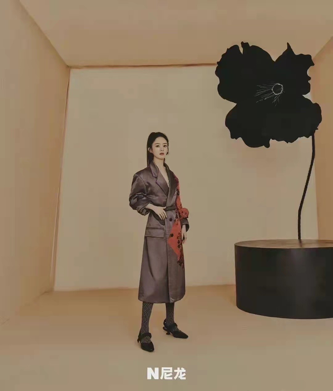 时尚风行派|赵丽颖不愧是迪奥小公主！穿新款登大片挑战自我，双马尾发型超萌