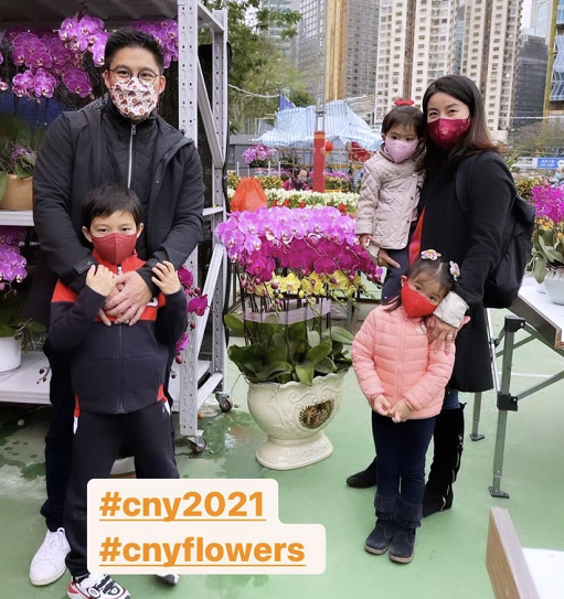 郭晶晶|霍启刚罕晒一家五口合照,郭晶晶背包照顾俩女儿,采购年货接地气