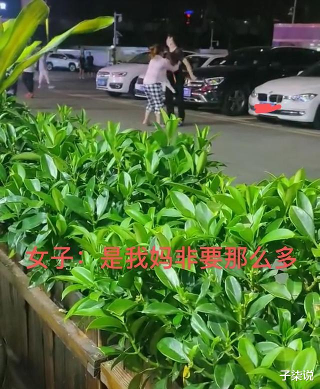 彩礼 丈母娘坚持要30万彩礼不松口，情侣在大街上相互下跪大哭，最终还是分手