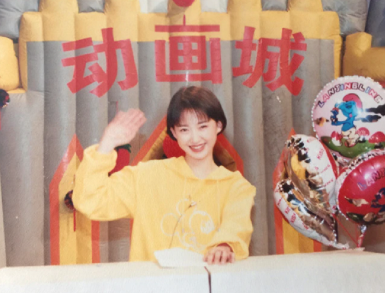 赵丽颖|央视主持人大聚会！55岁鞠萍穿红衣现身，47岁小鹿姐姐冻龄似少女