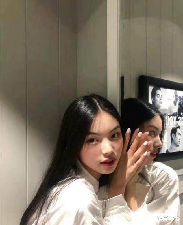 走秀|贺聪带妹妹走秀，19岁妹妹同款丹凤眼似她翻版，五官柔和偏日系