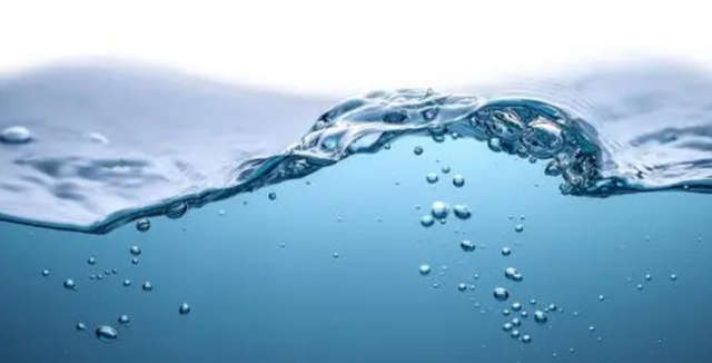 地球上的水44亿年都不会过期，为何被装入瓶子后很快就会过期？