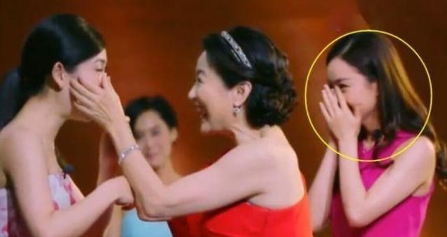 赵丽颖|赵丽颖离婚林青霞点赞担忧，录综艺首选何老师，家人不会让你为难