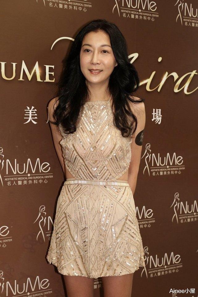 Ainee小屋 吴绮莉活出了自己的样子，穿肚兜裙身材好纤细，不看脸以为是少女