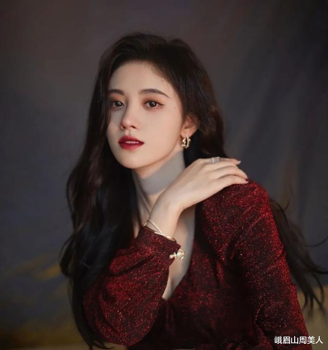 芦笋|为什么女人头发越卷越显老？关键在于这3点，跟年龄关系不大