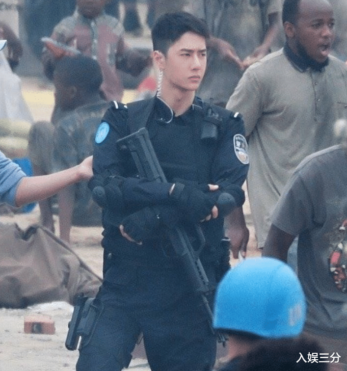 王一博|王一博军旅剧路透照，寸头造型阳光迷人，但气质方面不如黄景瑜