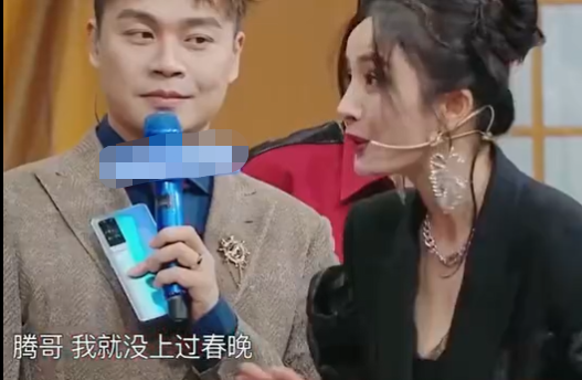 杨幂|央视镜头下杨幂状态暴露，一袭红衣拜新年，虎背熊腰藏不住