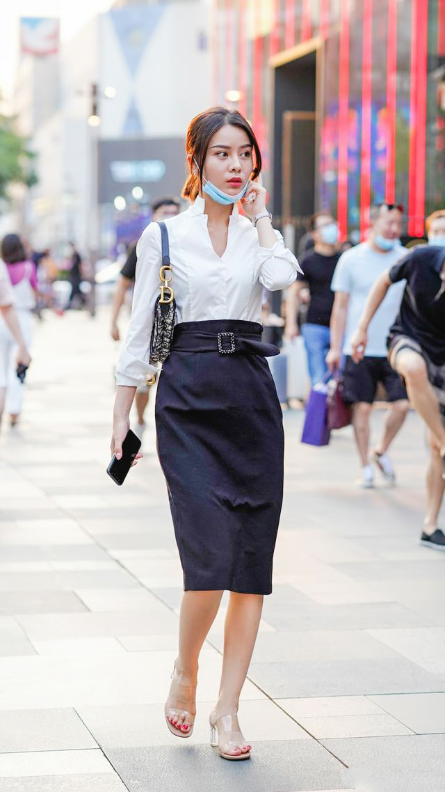 生肖|白衬衫搭配黑色半身裙，穿出了正式感和职业范，很适合职场穿着