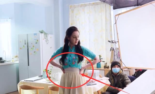 张柏芝|迪丽热巴冬天拍戏为啥只拍上半身？看到她花絮中的下半身：笑岔气