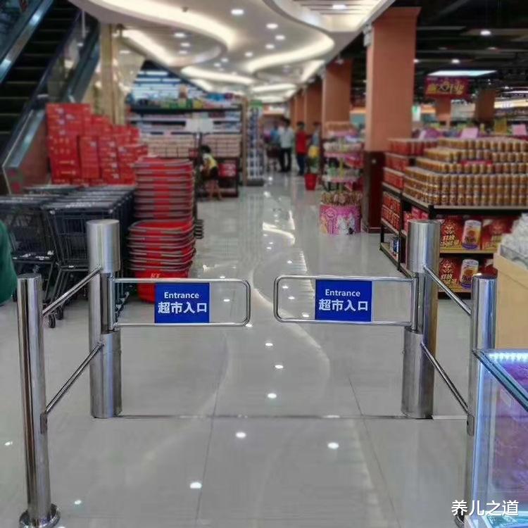 养儿之道|孩子过超市安检偷拿被抓包，这位宝妈的处理方法，赢得路人夸赞