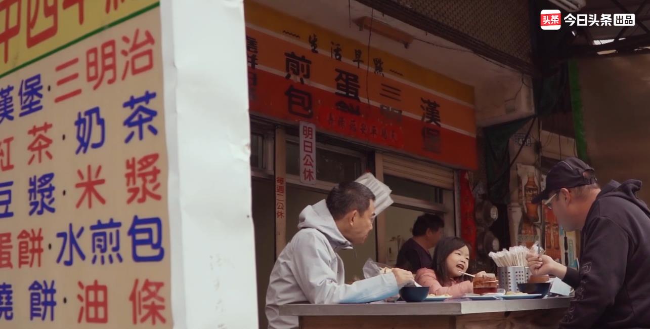 京跃伟哥 开保时捷回老家，父母住着“茅草屋”，任贤齐的这部纪录片很大胆