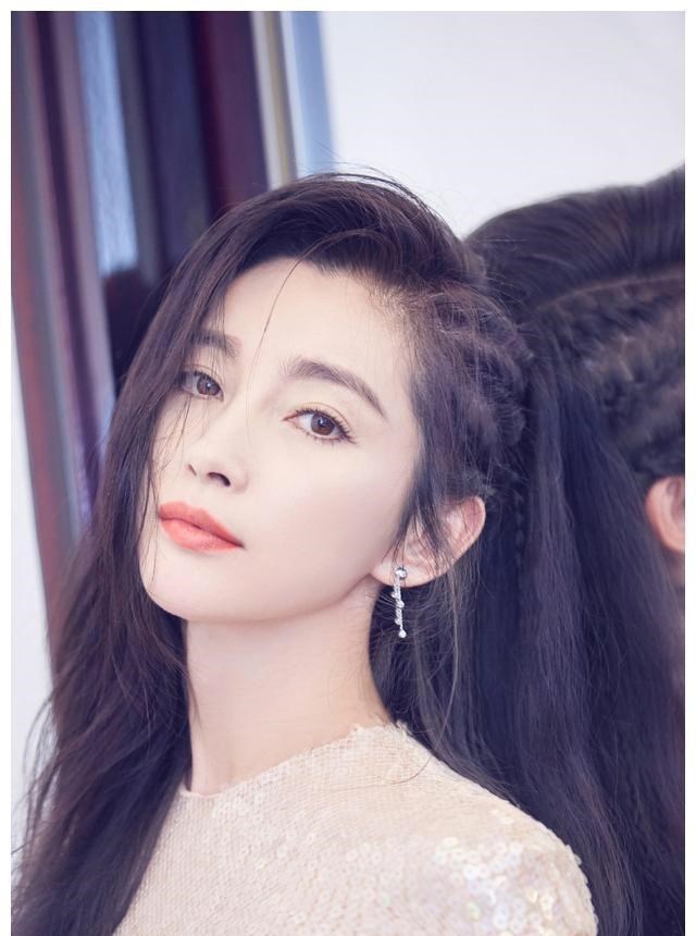 缘来妈咪|七一庆祝屏幕还在，李冰冰过来打卡，一起拍照纪念