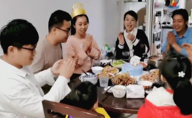 玄彬|杜新枝说话前后矛盾？曾晒出名下无房产证明，却在直播中曝金句