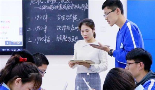 培训机构|95后老师穿“JK服”上课，学生很喜欢，家长群却炸开锅