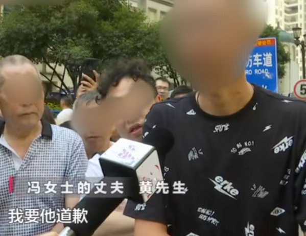 民警 为让老公开车快速通行，女子用身体挡闸杆被砸，遭保安嘲讽：活该