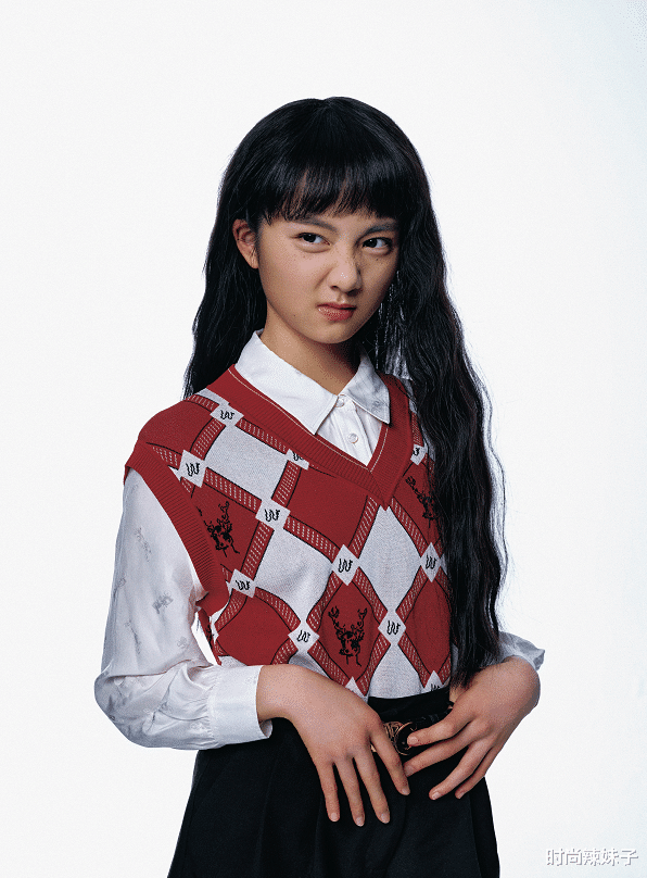 黄磊|黄磊女儿拍照姿势惹争议，穿“白透丝”坐地上拍片，这是14岁的身材吗