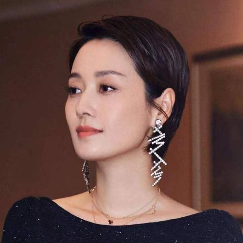 短发 马伊琍还是适合短发，扎起头发不但显老，连气场都变弱了不少