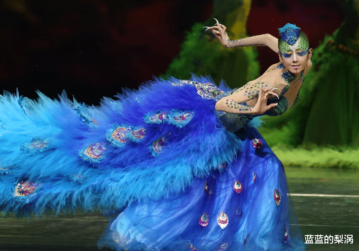 杨丽萍|杨丽萍一年保养指甲花18万，吃饭都要助理喂，金星用4个字评价她