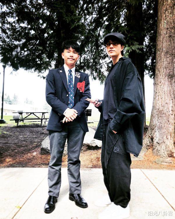 龚俊|陈坤19岁儿子陈尊佑疑恋爱，与美女一同出门遛狗，樱花树下亲密合影