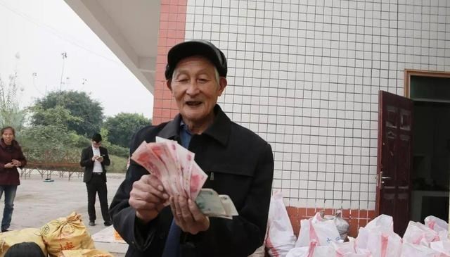 鹿野仙踪呀 2021年老年人“恭喜”了，年龄超过“这个数”，每月可多领500元