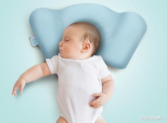 妖精妈妈育儿|宝宝多大可以用枕头？不是3个月也不是6个月，答案比你想得晚很多