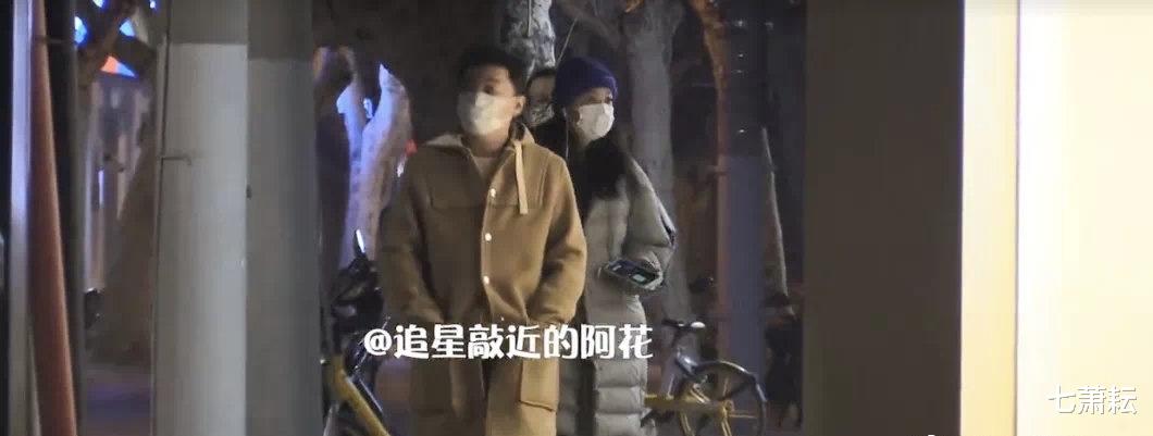 黄渤|影帝黄渤突传绯闻，与年轻女子挽手狂街被偷拍，网友：这瓜保熟吗