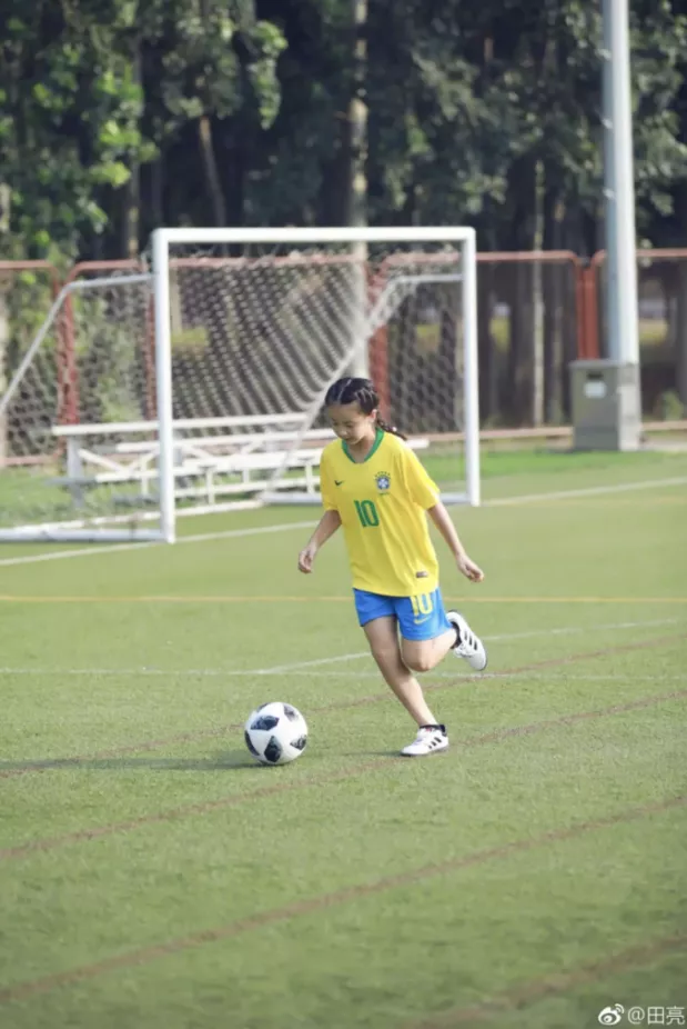 爸爸去哪儿|「爸爸去哪儿」12位女娃，8年对比照集体曝光：女大十八变，为何越变越不同