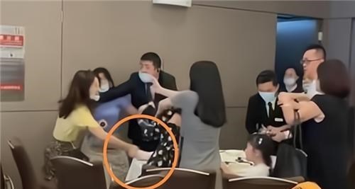 东莞两家人为抢餐位,两男打一女,拳打脚踢、水壶砸头,令人愤慨