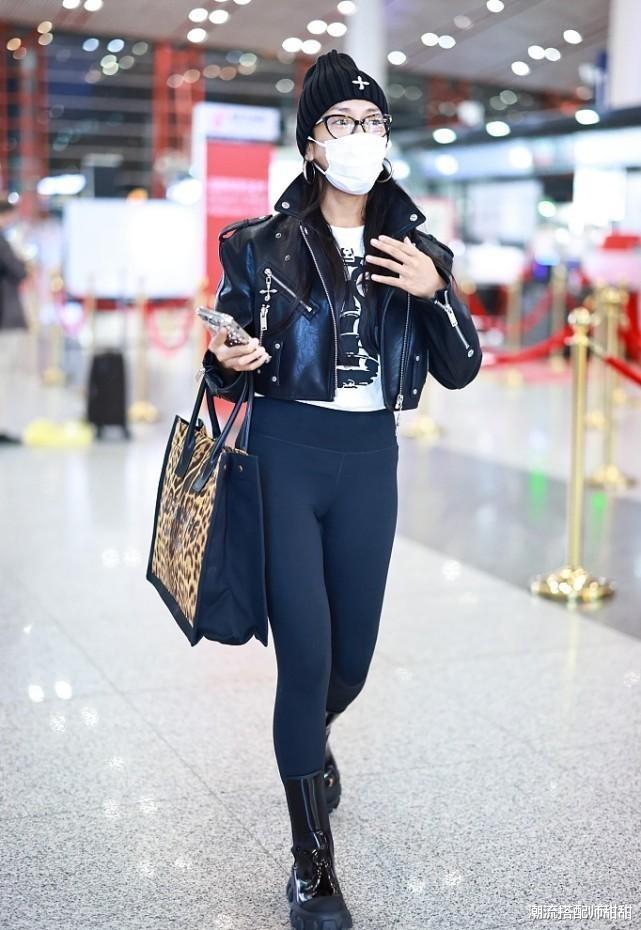 潮流搭配师甜甜 变白的吉克隽逸还挺好看的，虽然穿一身黑，但裹腿上健美裤很显型