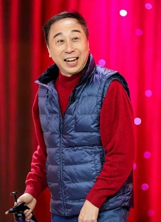 冯巩|64岁冯巩晒出近况，做核酸被医护人员认出，并与他们亲切合影