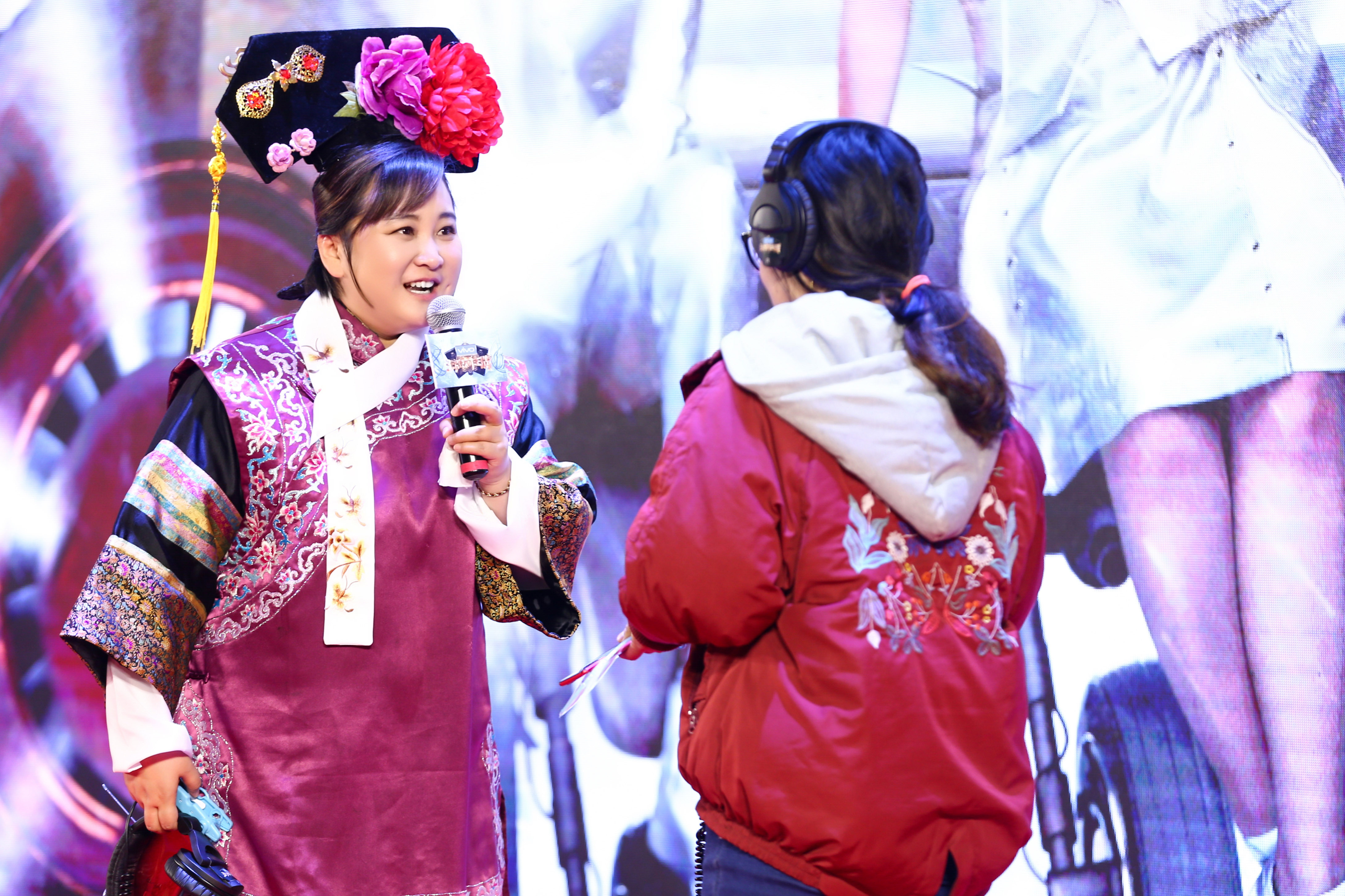 贾玲|冯巩最得意的徒弟贾玲，嫁了小自己七岁的老公，满满的夫妻相