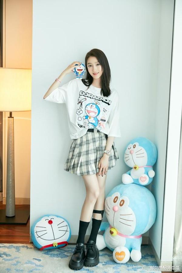 生肖|?关晓彤新造型美多了！清爽高马尾配“蓝耳朵”，鬼马少女元气满满