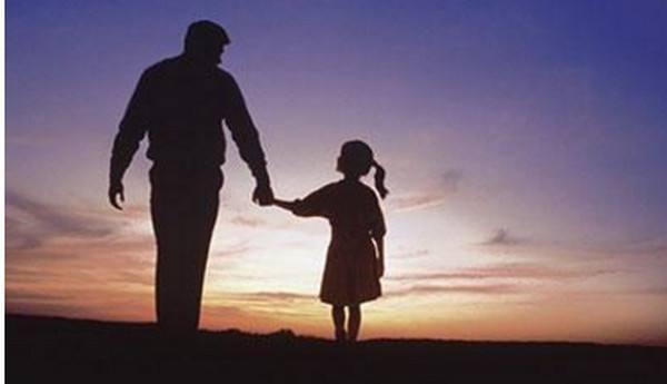 坚强之星 10岁儿子对母亲拳打脚踢,母亲被打倒,“狼崽子”怎么养成的?