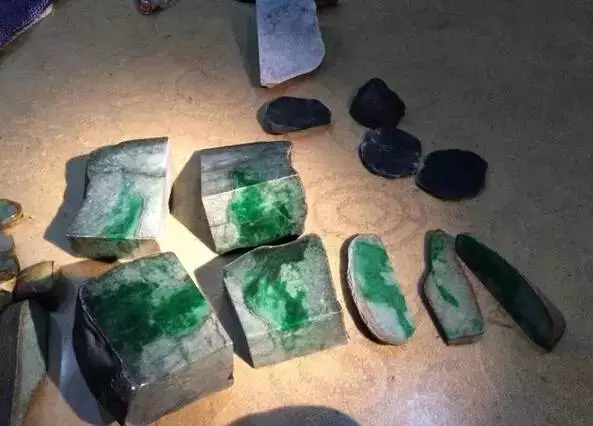 翡翠|翡翠赌石，不切到最后，谁也不知道会发生什么