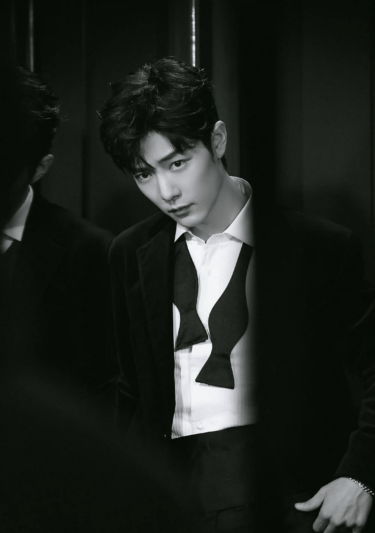 肖战|考试过关的肖战晒压箱底照片比耶庆祝，溜溜梅“酸”到让某人心乱