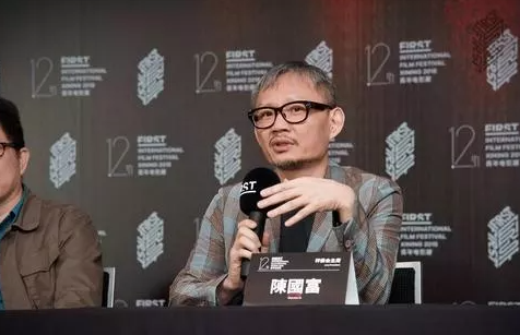 爷孙恋|又一对“爷孙恋”？相差34岁，女演员和大导演深夜回家被拍